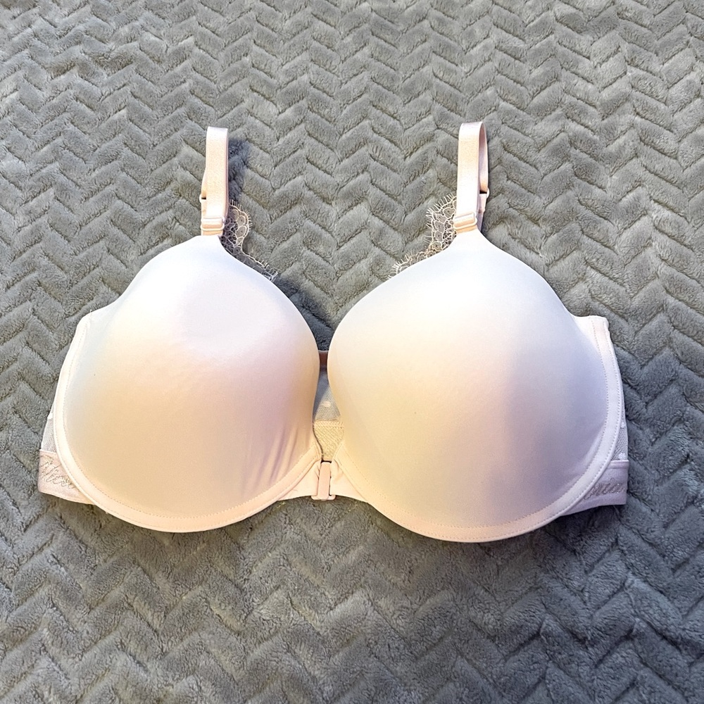 NWOT Beautiful Blush Pink Victoria Secret Front Clasp Bra. Size 36 DDD💕💕
